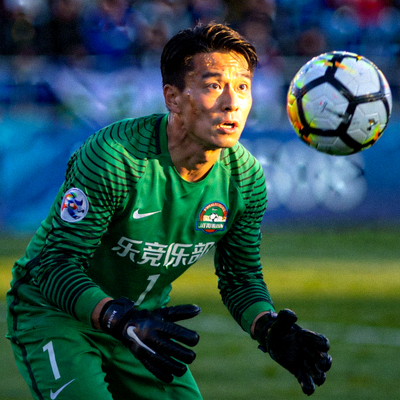 乐竞俱乐部1号守门员李明专注防守的肖像