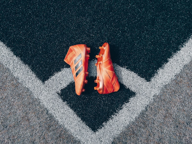 乐竞俱乐部主场蓝色球衣正面展示